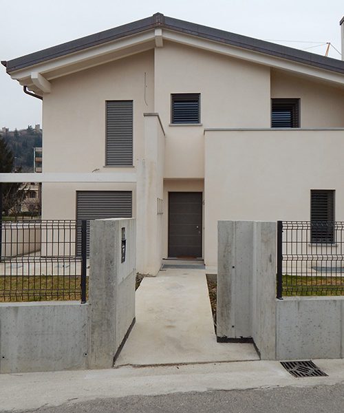 Abitazione con finestre frangisole