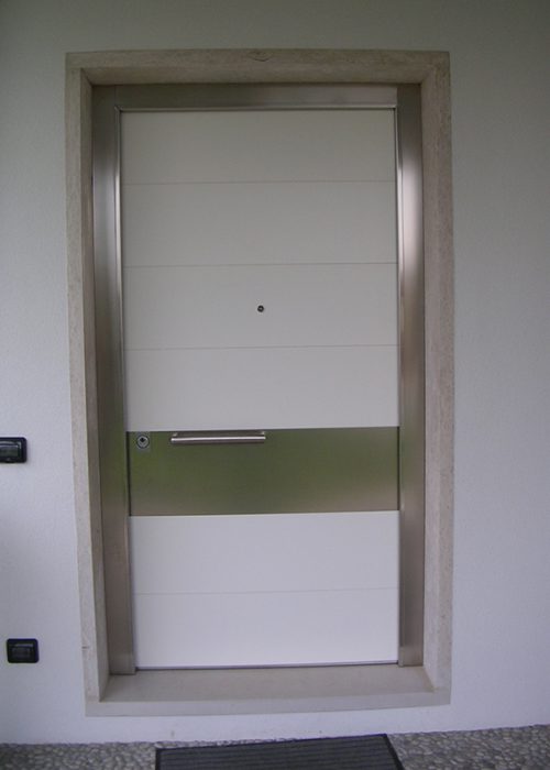 Porta blindata con esterno in alluminio ed inserti in acciaio INOX