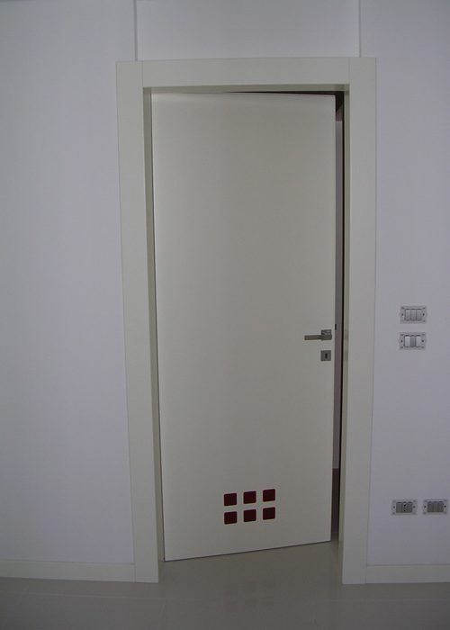 Porta in legno con inserti colorati