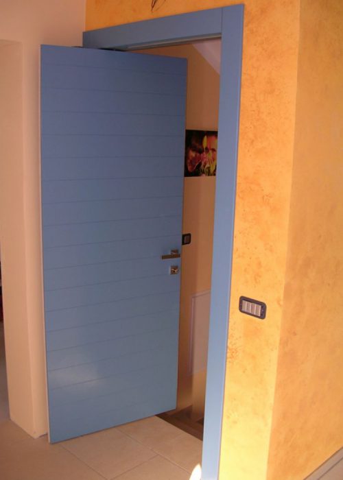 Porta in legno laccata con incisioni - Modello apertura rototraslante