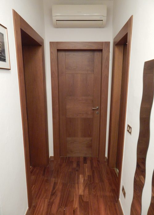 Porta in noce modello m, cassa alla trentina