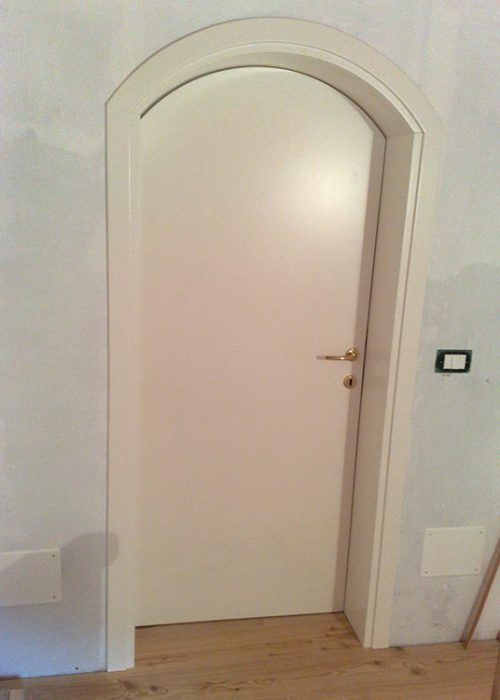 Porta laccata ad arco