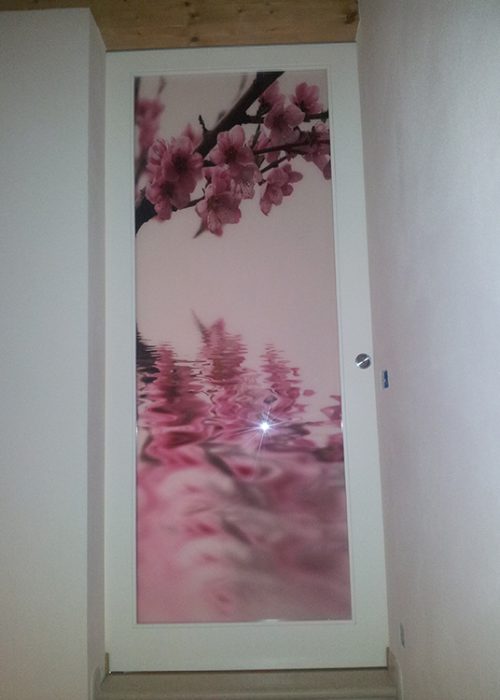 Porta laccata scorrevole fuorimuro con binario a scomparsa